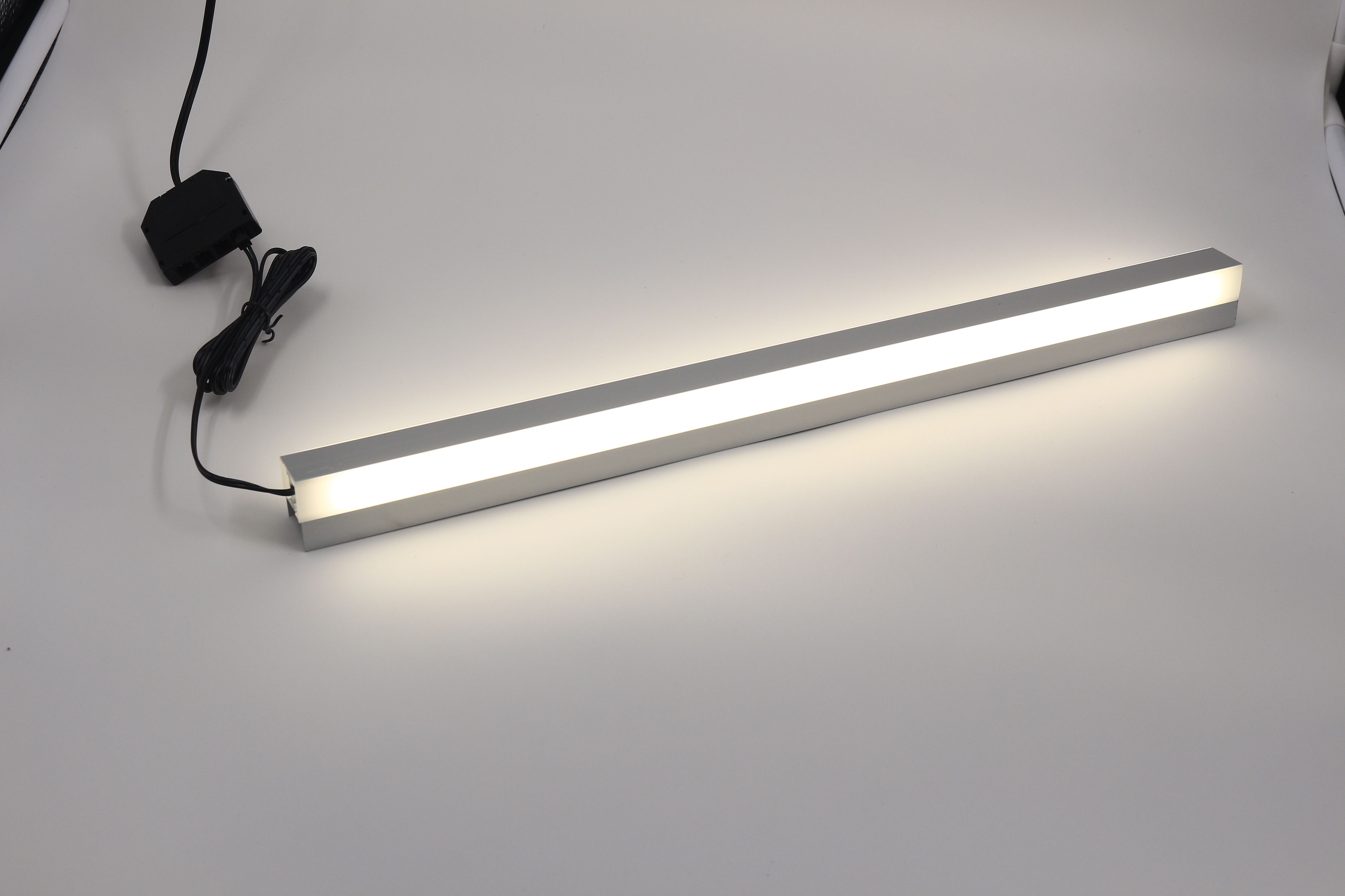 LED硬灯条的特点及安装使用注意事项